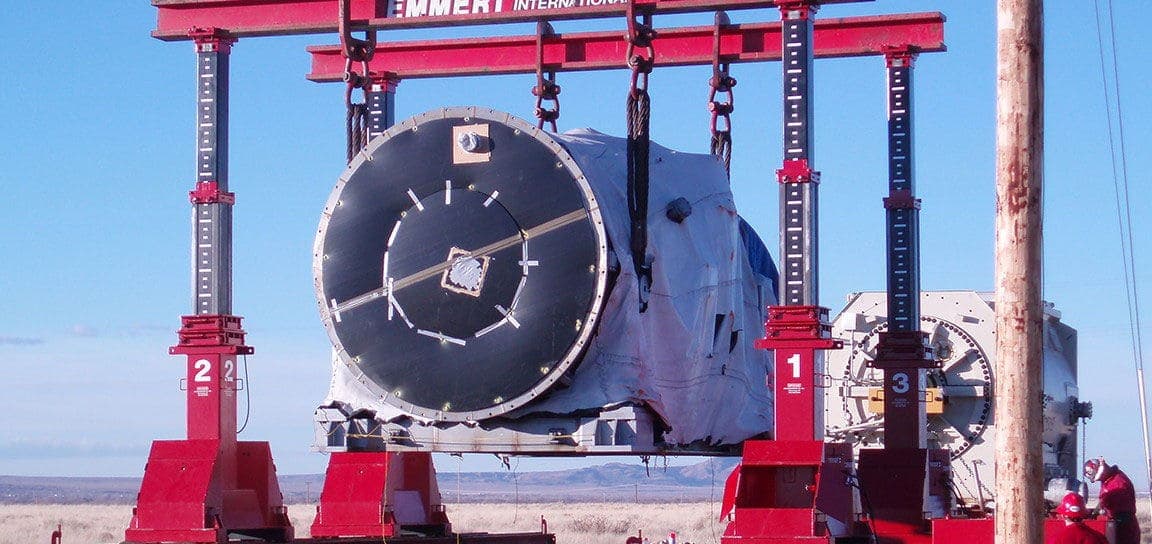 Emmert hydraulic gantry lifting a turbine